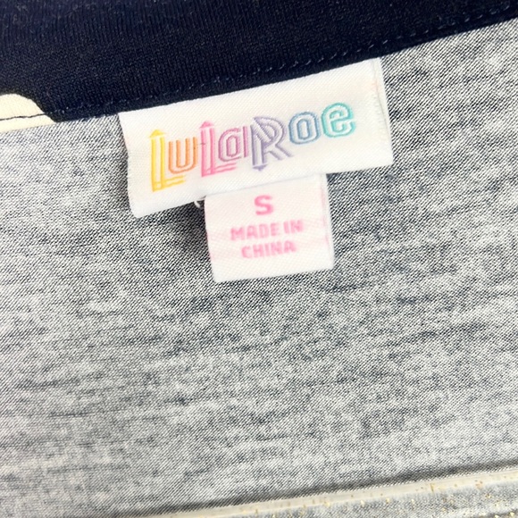 LULAROE |💙🌺 Navy Blue & White Hawaiian Floral Print Burton-Up Short-Sleeved Top - Picture 6 of 10